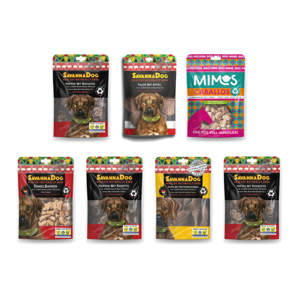 7 Packungen Hundesnacks auf weißem Hintergrund.