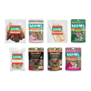 8 Packungen Hundesnacks auf weißem Hintergrund.