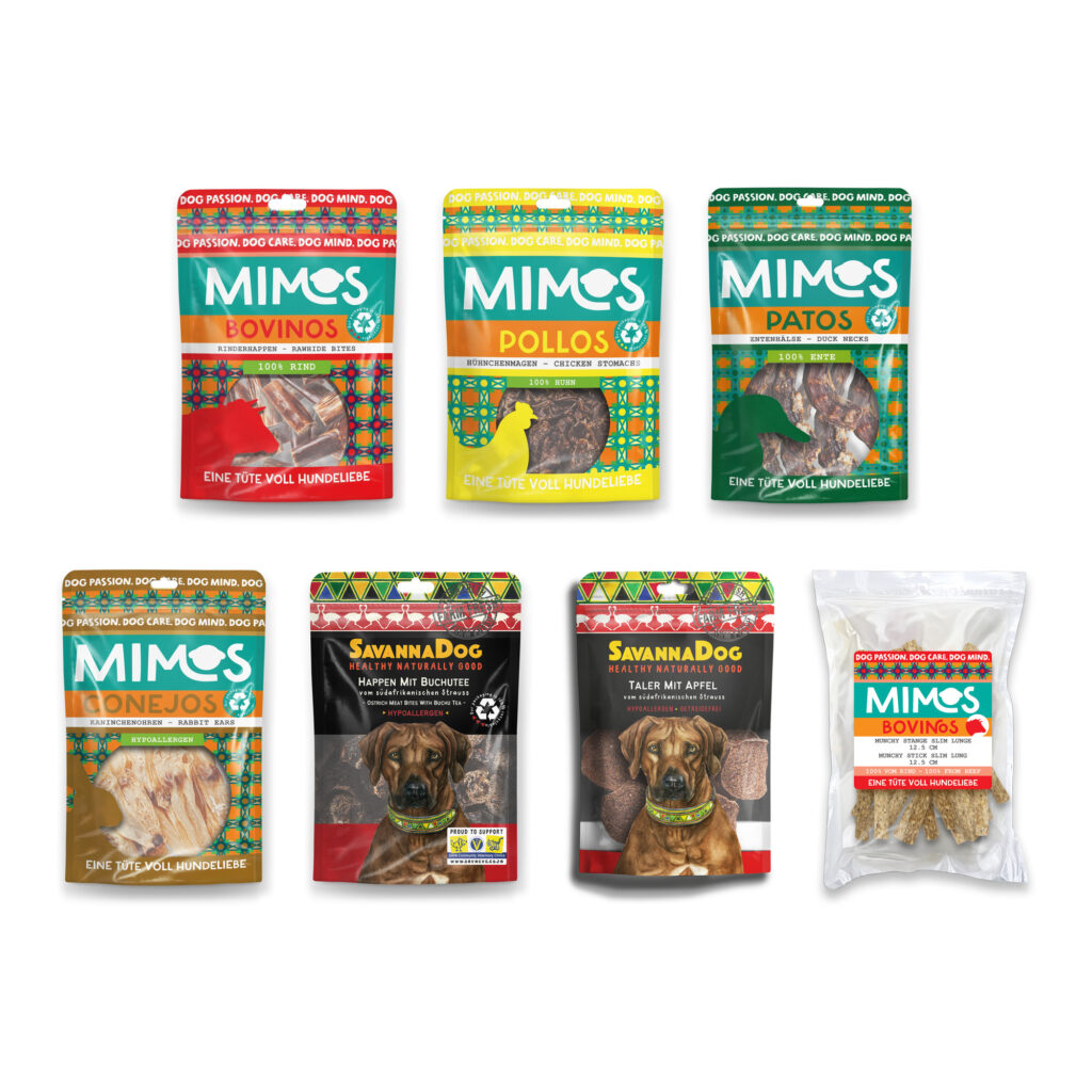 7 Packungen Hundesnacks auf weißem Hintergrund.