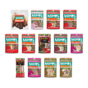 13 Packungen Hundesnacks auf weißem Hintergrund.