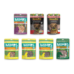 7 Packungen Hundesnacks auf weißem Hintergrund.